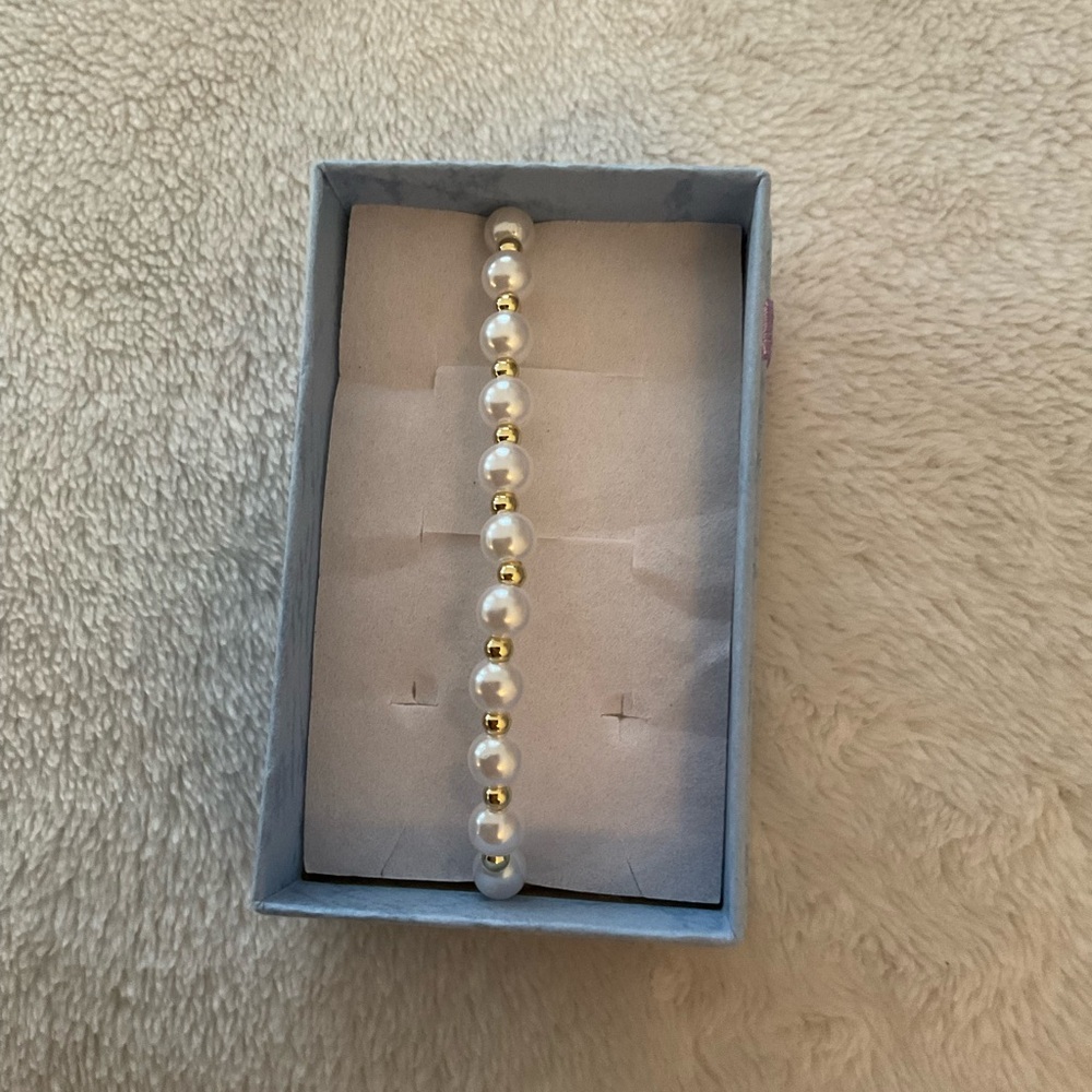 Elegant Pearl and Gold Bracelet